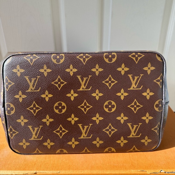 Louis Vuitton Neonoe Bucket Bag - Picture 5 of 11